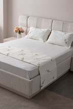 Lora Nakış Detaylı Yatak Örtüsü Takımı – Çift Kişilik, Yumuşak Dokulu, Şık Nakışlı Model