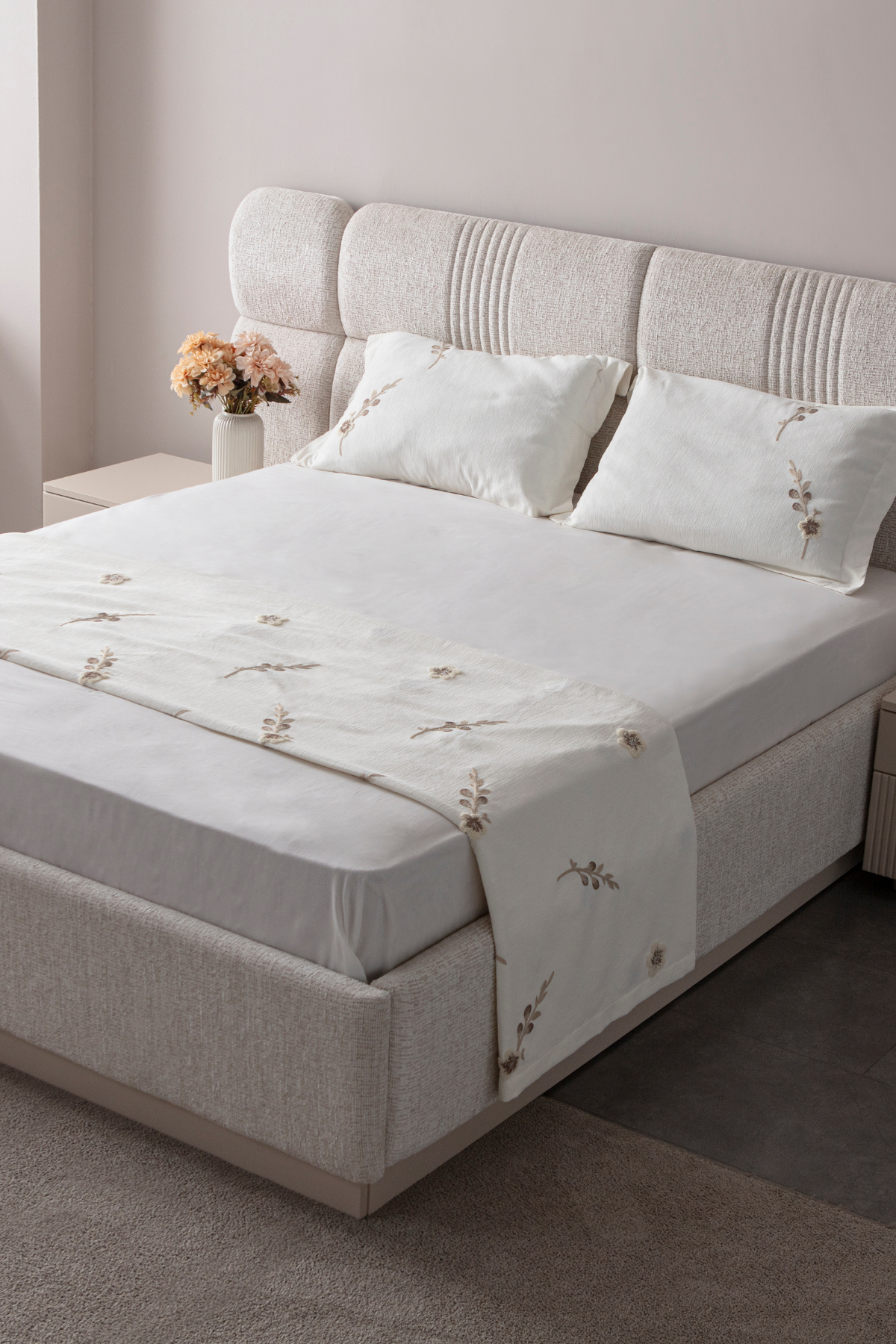 Lora Nakış Detaylı Yatak Örtüsü Takımı – Çift Kişilik, Yumuşak Dokulu, Şık Nakışlı Model