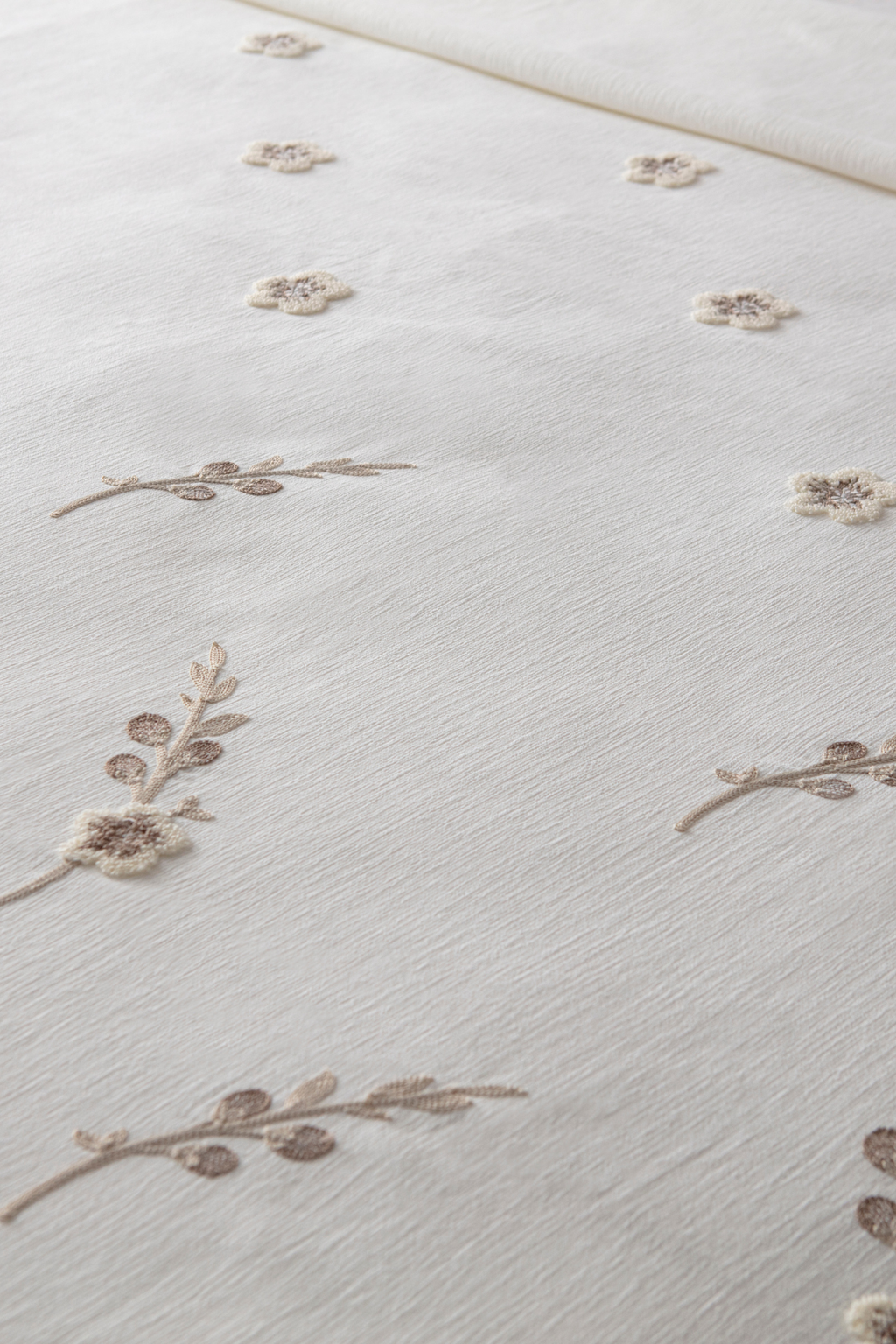 Lora Nakış Detaylı Yatak Örtüsü Takımı – Çift Kişilik, Yumuşak Dokulu, Şık Nakışlı Model