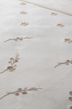 Lora Nakış Detaylı Yatak Örtüsü Takımı – Çift Kişilik, Yumuşak Dokulu, Şık Nakışlı Model