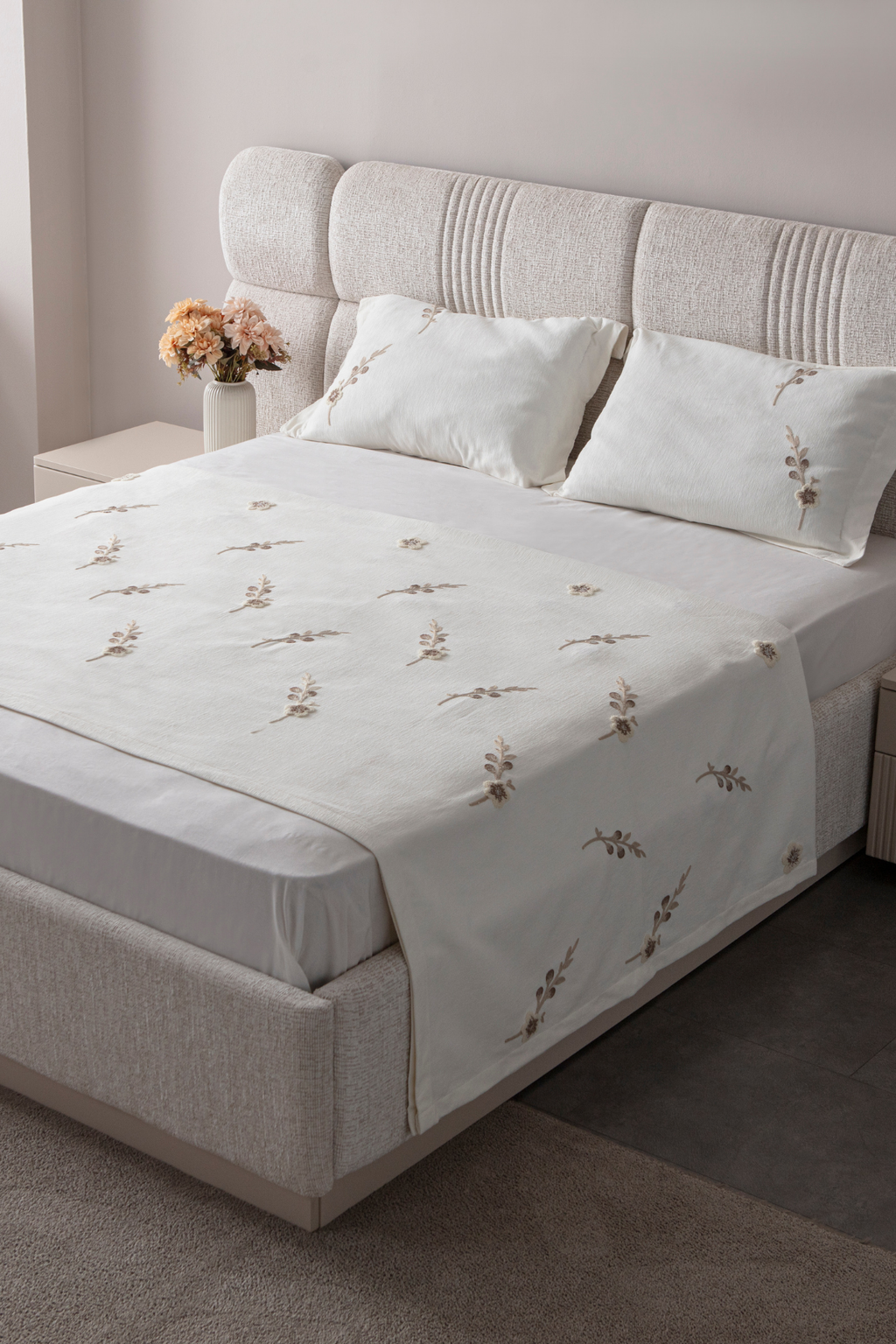 Lora Nakış Detaylı Yatak Örtüsü Takımı – Çift Kişilik, Yumuşak Dokulu, Şık Nakışlı Model