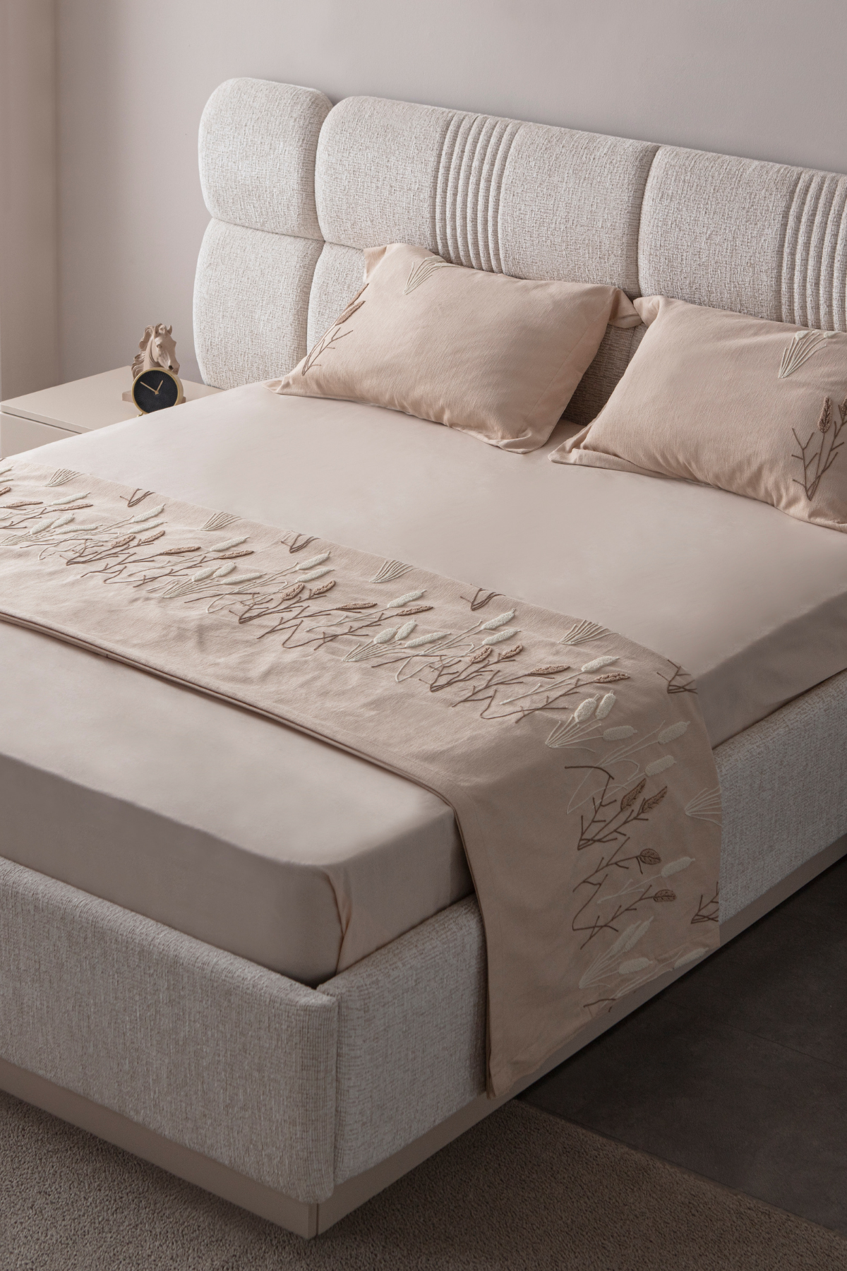 Solena Çiçek Desenli Yatak Örtüsü Takımı – Çift Kişilik, Yumuşak Dokulu, Şık Nakışlı Model