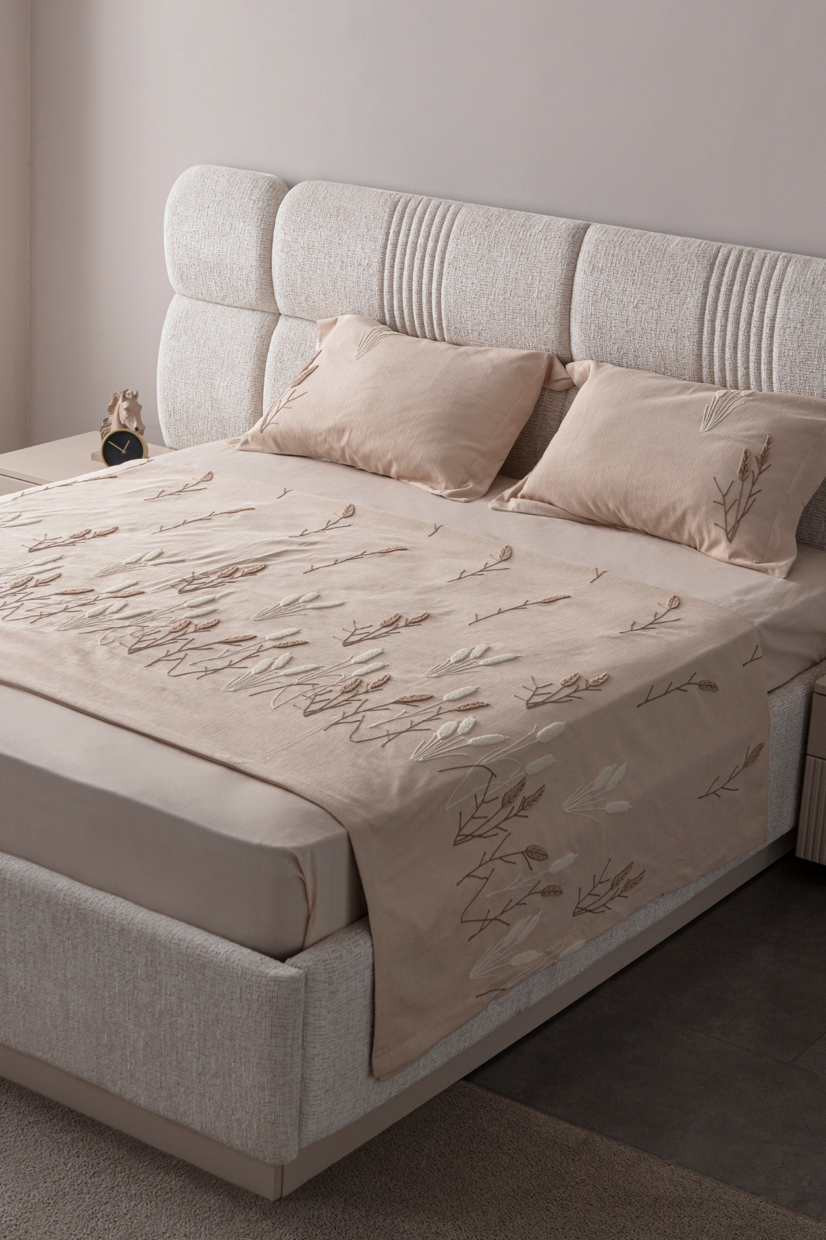 Solena Çiçek Desenli Yatak Örtüsü Takımı – Çift Kişilik, Yumuşak Dokulu, Şık Nakışlı Model