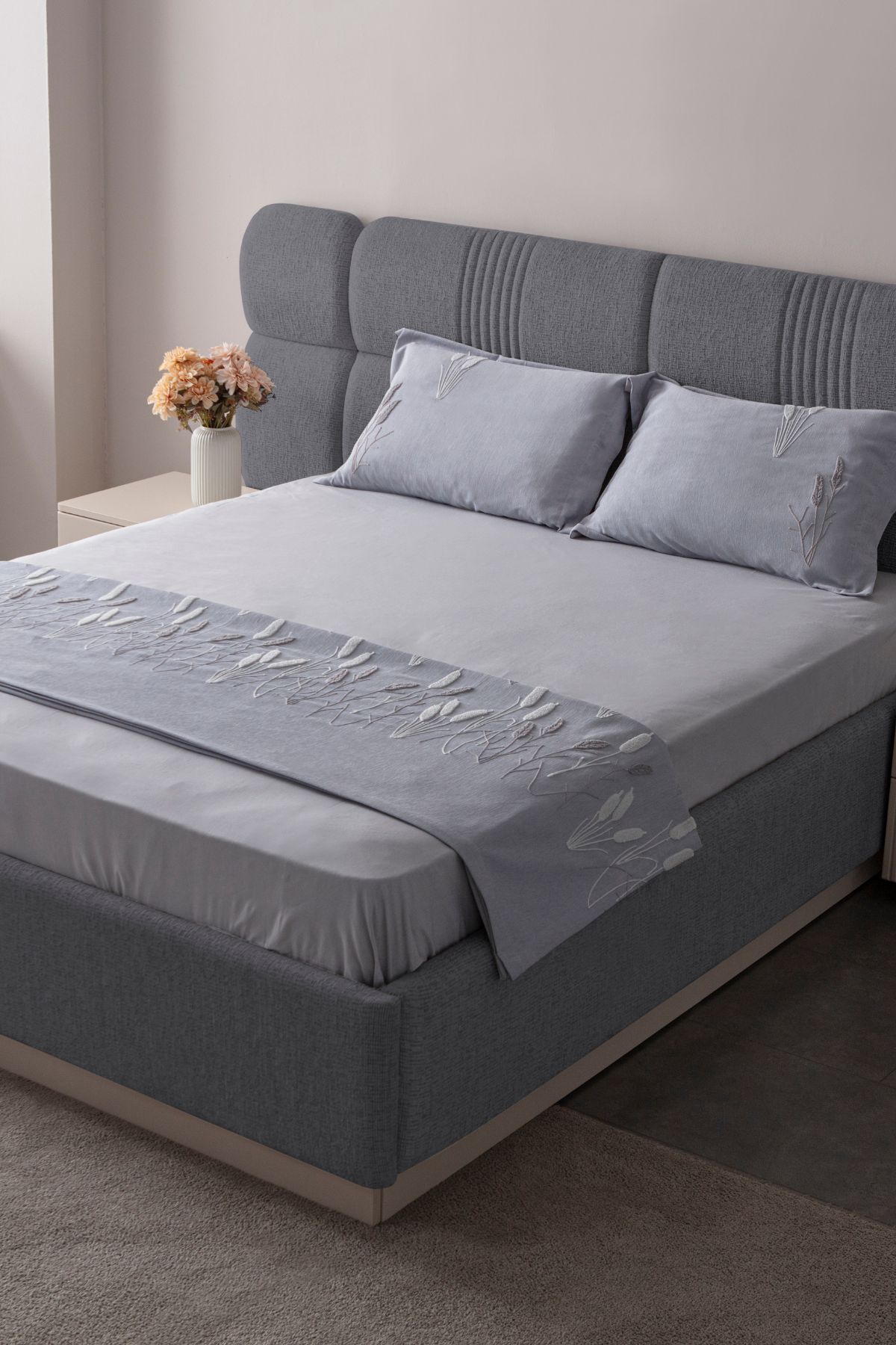 Solena Çiçek Desenli Yatak Örtüsü Takımı – Çift Kişilik, Yumuşak Dokulu, Şık Nakışlı Model