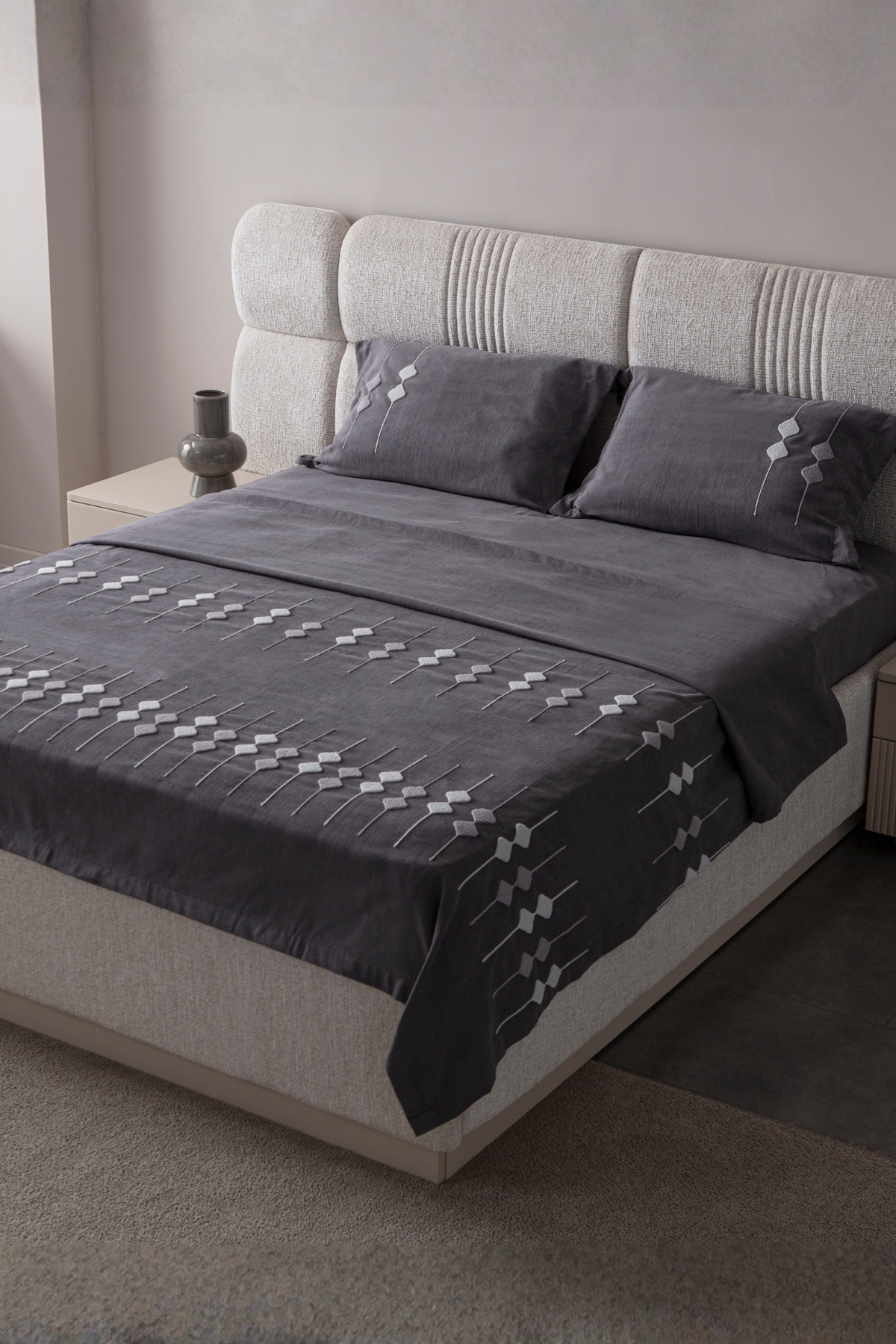 Vera Nakış Detaylı Yatak Örtüsü Takımı – Çift Kişilik, Yumuşak Dokulu, Şık Nakışlı Model