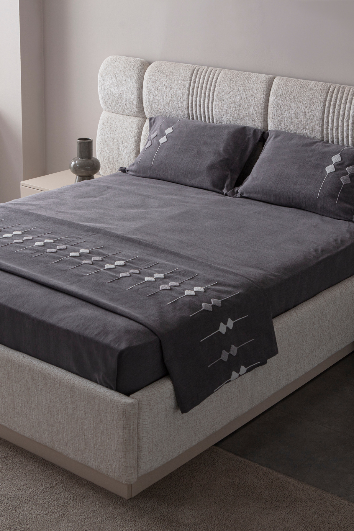 Vera Nakış Detaylı Yatak Örtüsü Takımı – Çift Kişilik, Yumuşak Dokulu, Şık Nakışlı Model