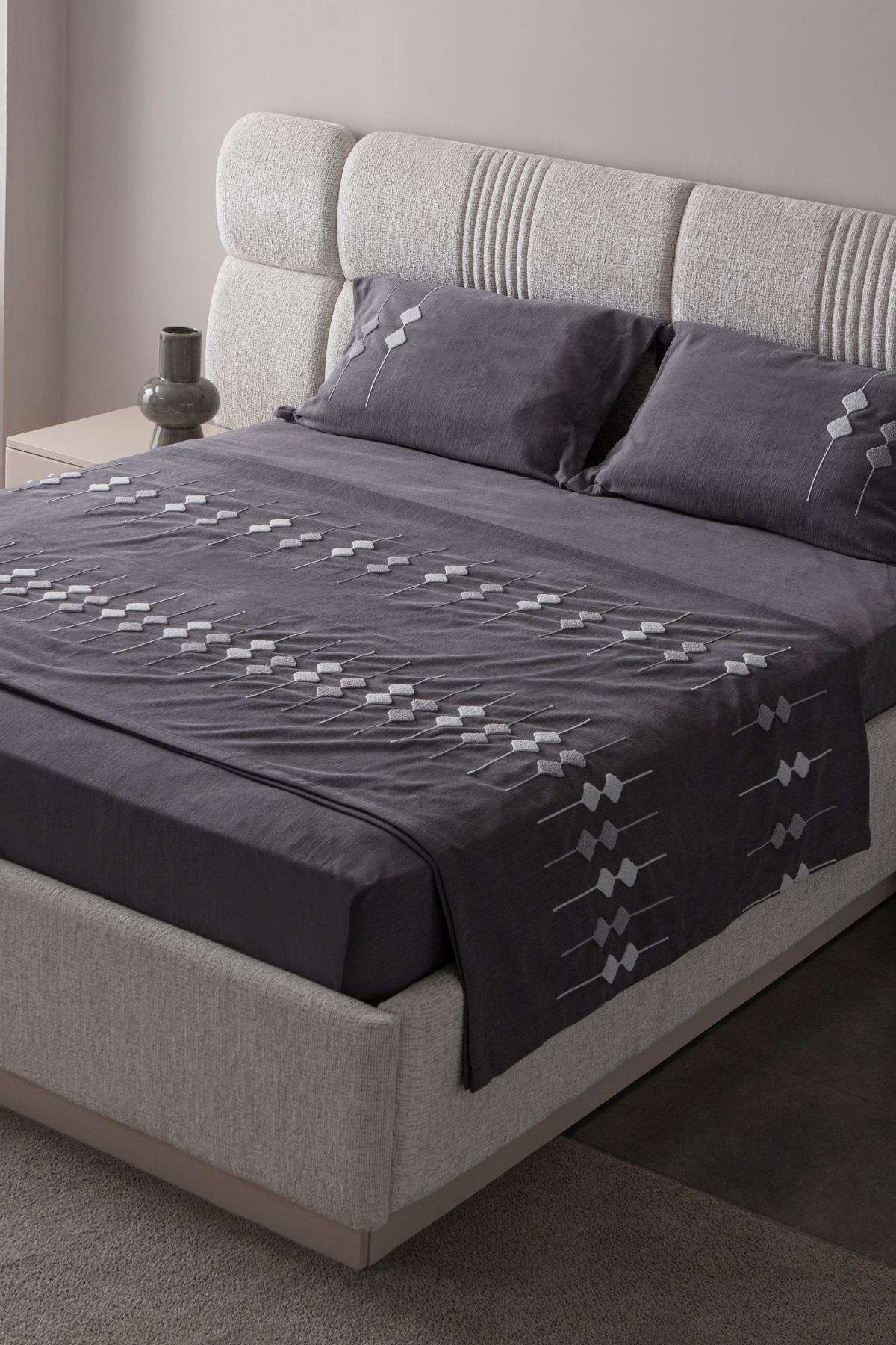 Vera Nakış Detaylı Yatak Örtüsü Takımı – Çift Kişilik, Yumuşak Dokulu, Şık Nakışlı Model