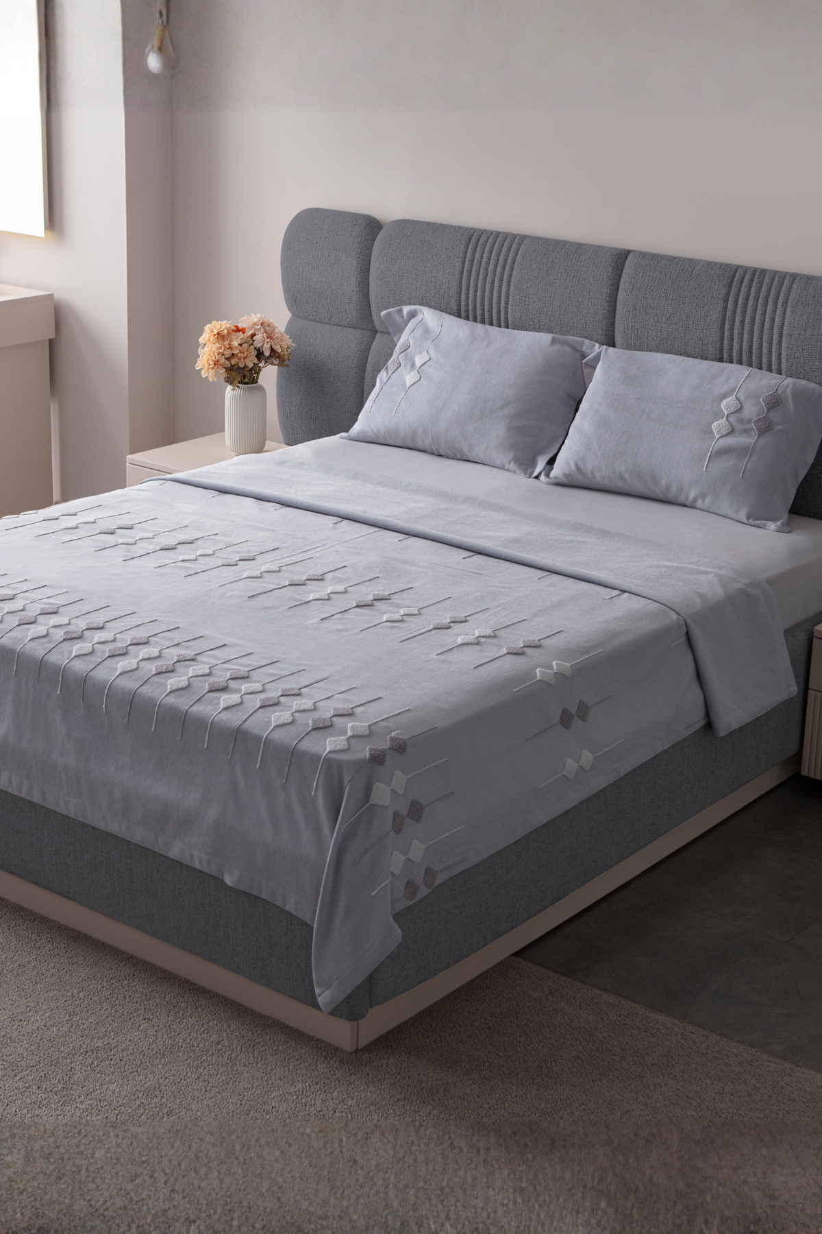 Vera Nakış Detaylı Yatak Örtüsü Takımı – Çift Kişilik, Yumuşak Dokulu, Şık Nakışlı Model