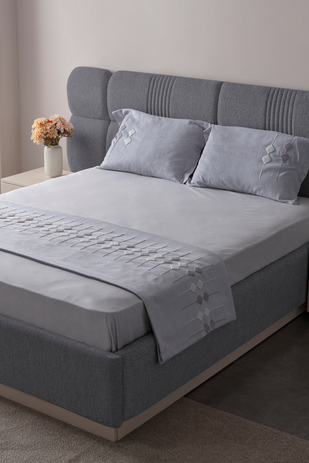 Vera Nakış Detaylı Yatak Örtüsü Takımı – Çift Kişilik, Yumuşak Dokulu, Şık Nakışlı Model