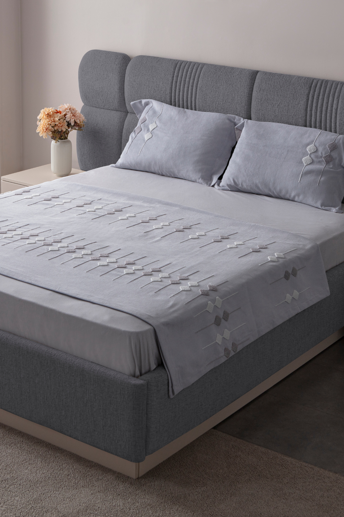 Vera Nakış Detaylı Yatak Örtüsü Takımı – Çift Kişilik, Yumuşak Dokulu, Şık Nakışlı Model