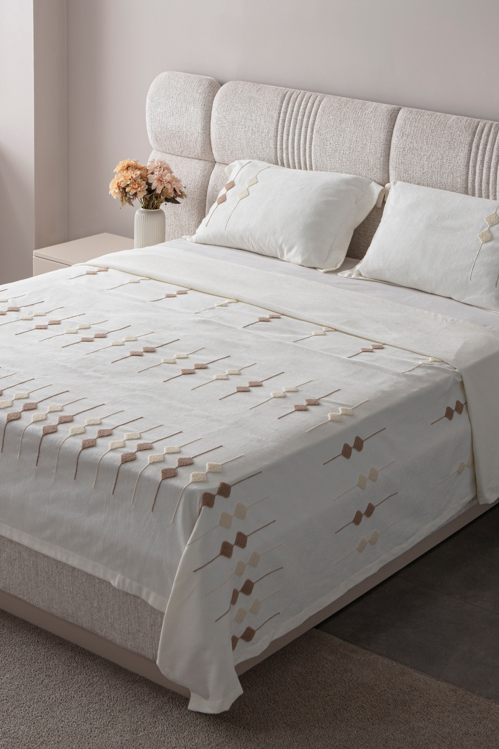 Vera Nakış Detaylı Yatak Örtüsü Takımı – Çift Kişilik, Yumuşak Dokulu, Şık Nakışlı Model