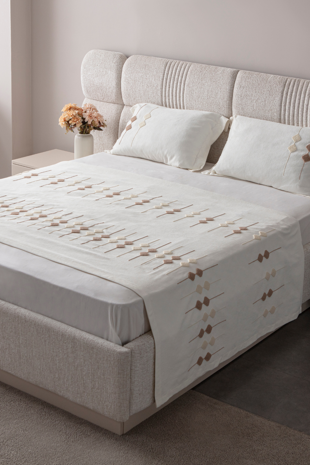 Vera Nakış Detaylı Yatak Örtüsü Takımı – Çift Kişilik, Yumuşak Dokulu, Şık Nakışlı Model